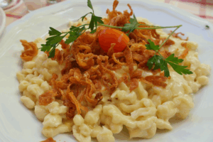 Klassische deutsche Käsespätzle mit Röstzwiebel Garnitur