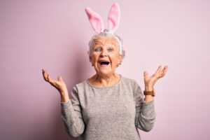 Seniorin mit Hasenohren freut sich