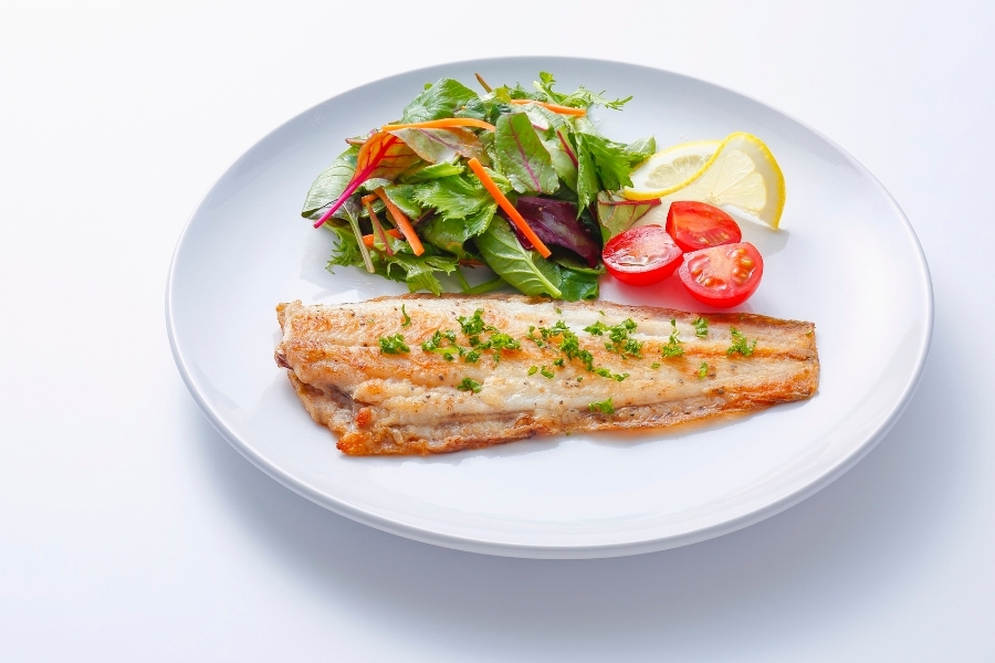 Rezept für gebratenes Seelachsfilet mit Salat