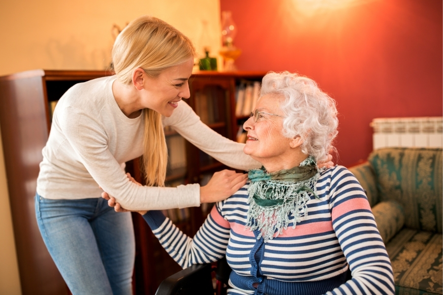 Pflegekraft weckt Erinnerungen im Gespräch mit einer Seniorin