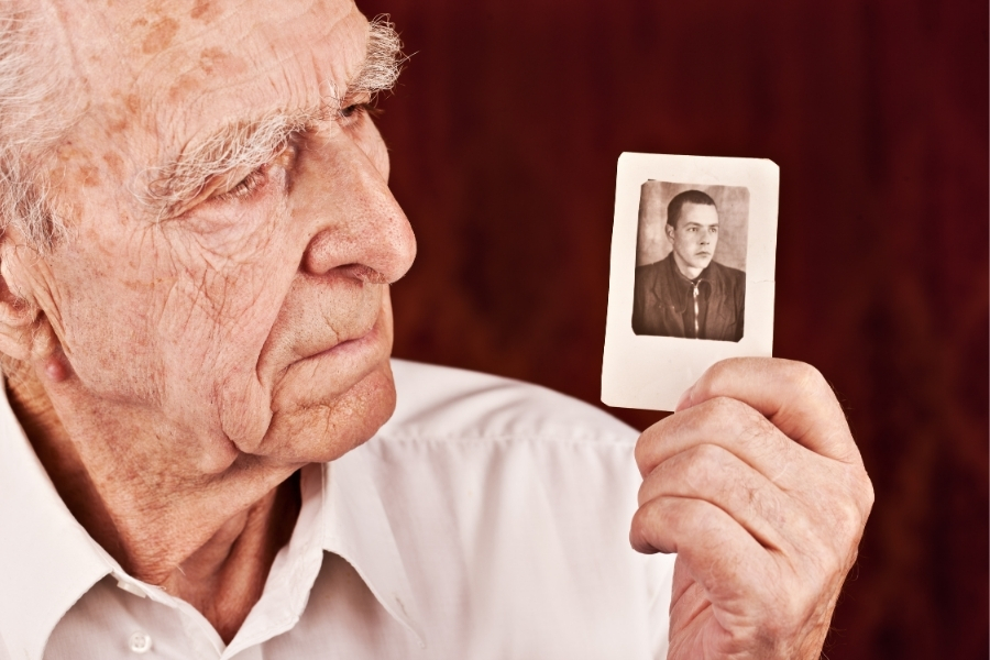 Senior mit altem Foto von sich