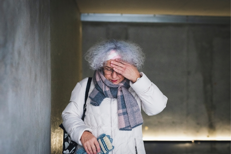 Seniorin leidet an Schwindel