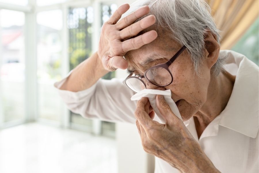 Oma mit Nasenbluten