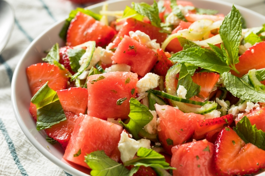 Przepis: Świeża letnia sałatka z arbuzem, truskawkami i fetą