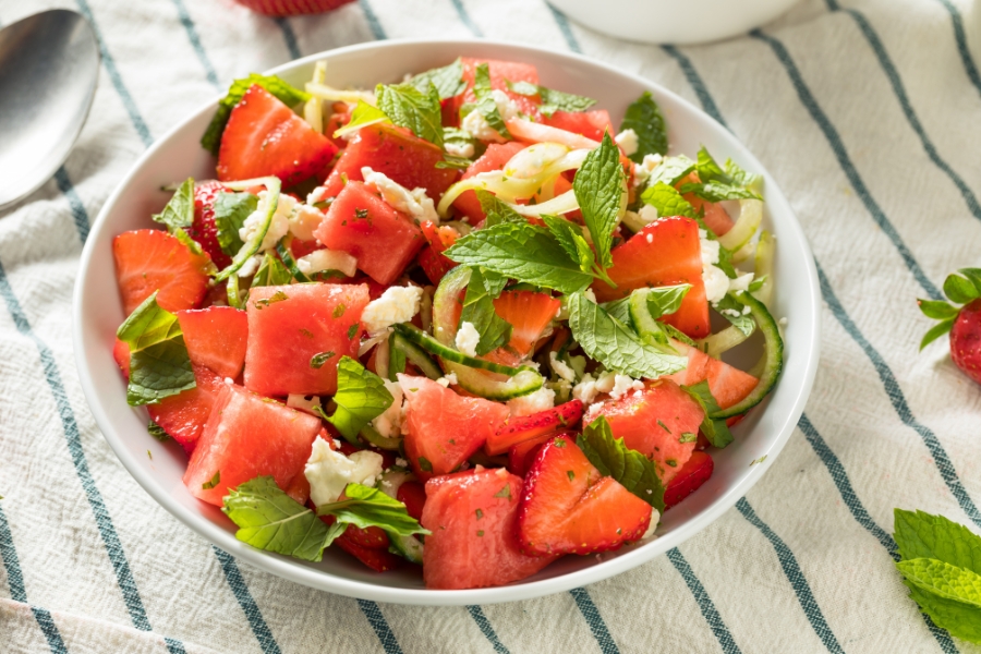 Frischer Sommersalat mit Wassermelone, Erdbeeren und Feta
