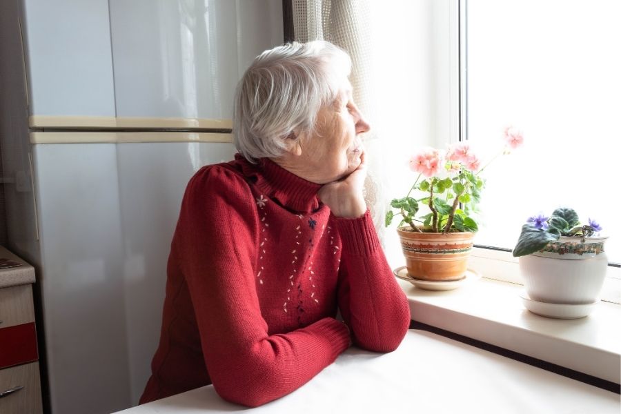 Oma schaut aus dem Fenster