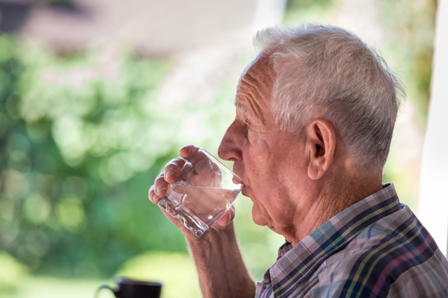 Senior trinkt ausreichend im Sommer