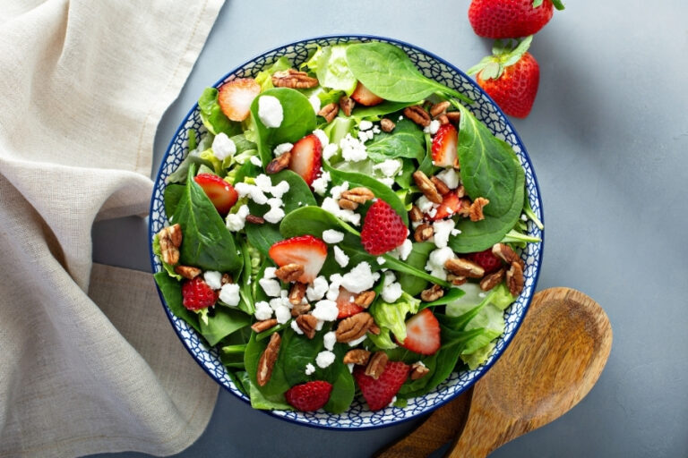 Rezept: Spinatsalat mit Erdbeeren und Feta