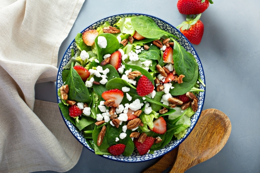 Spinatsalat mit Erdbeeren und Feta