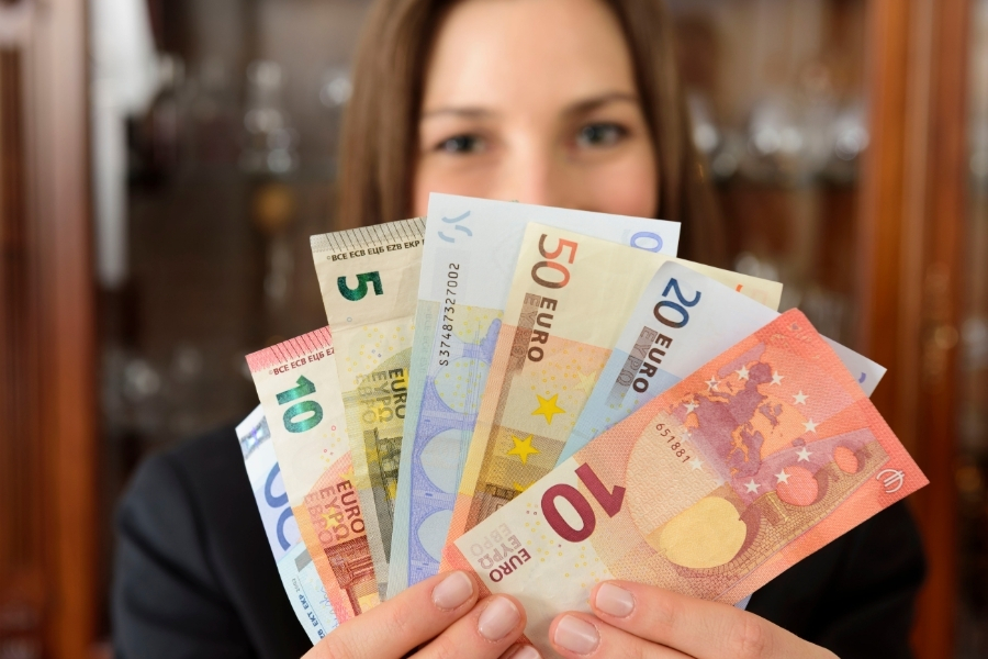Pflegekraft mit Gehaltsbonus