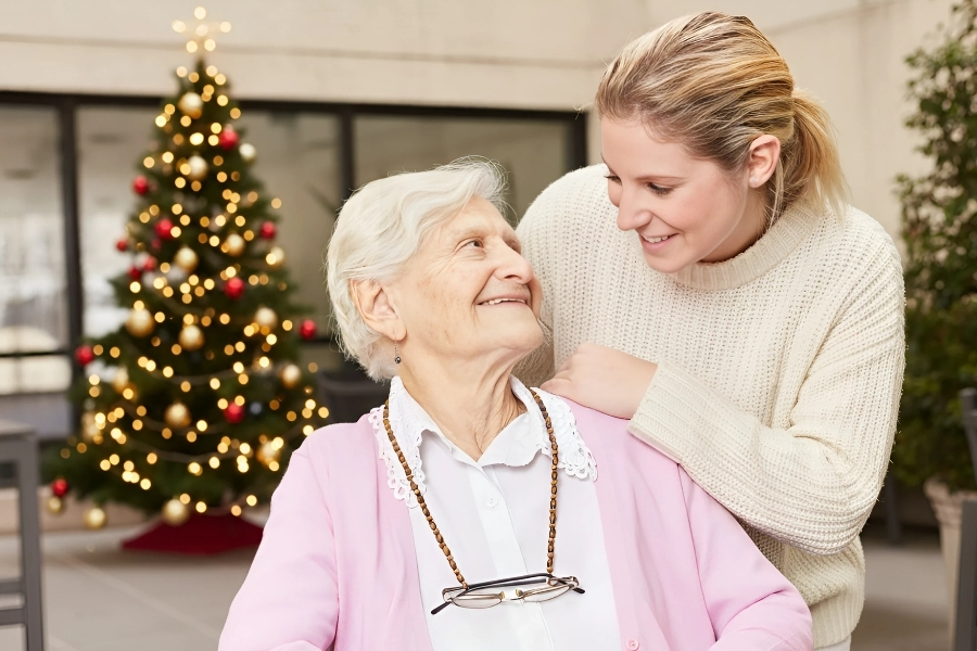Pflegekraft und Senioren über Weihnachten