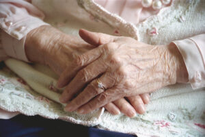 Gepflegte Hände einer Seniorin