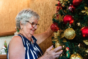 Oma am Weihnachtsbaum