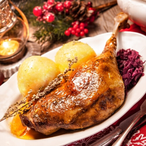 Fertige Weihnachtsgans mit Rotkohl und Klößen