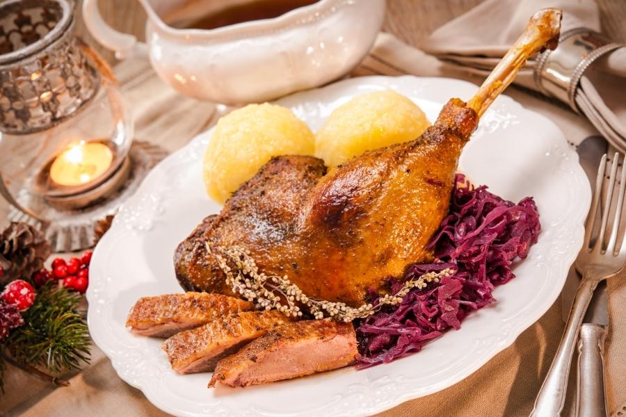 Weihnachtsgans mit Rotkohl und Klößen