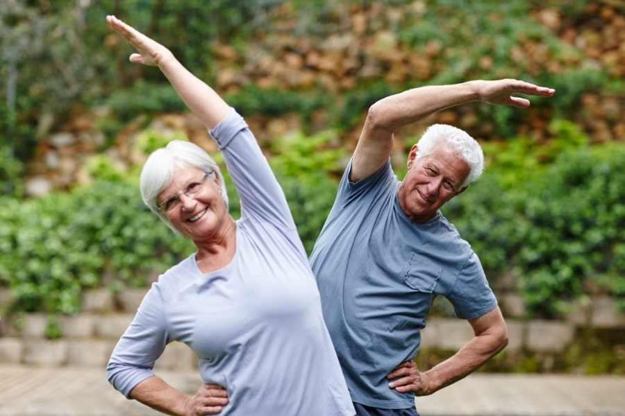 Senioren dehnen sich
