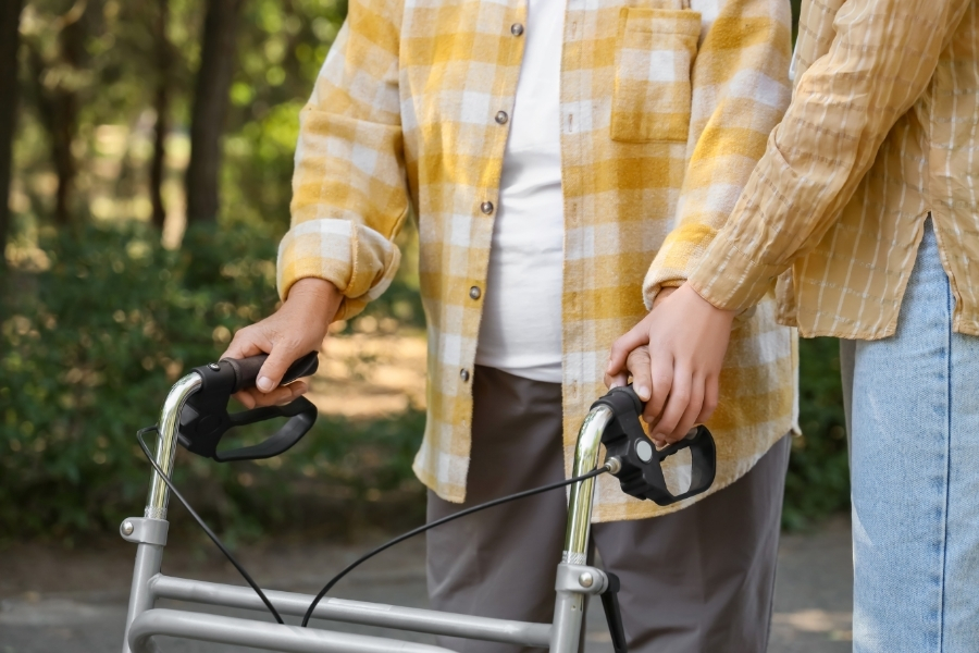 Persoană în vârstă cu cadru de mers