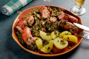 Grünkohl mir Kartoffeln und Kochwurst