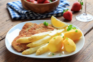 Шницел с аспержи и картофи