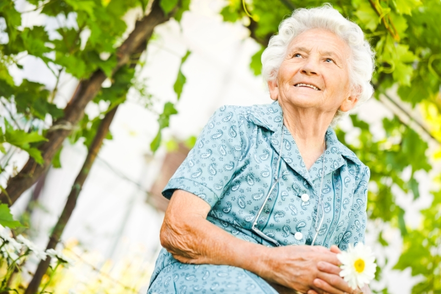 Seniorin im Sommer
