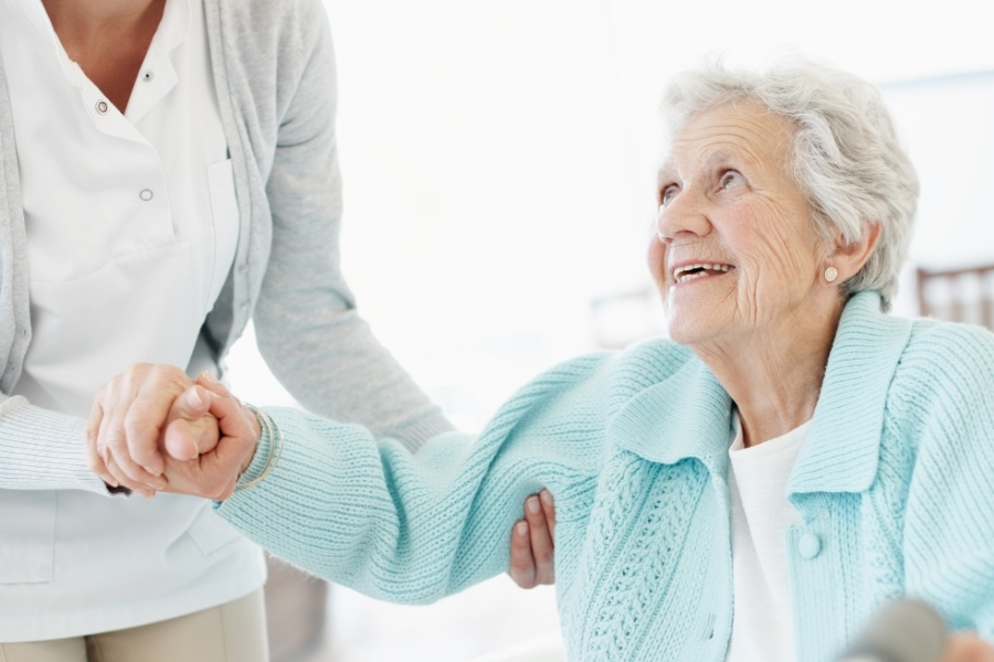 Szczęśliwa seniorka o poranku